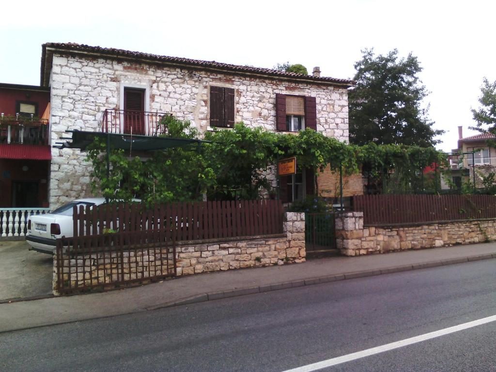 Stara istarska kamena kuća Apartments Katarina u Umagu, s lozom preko pergole